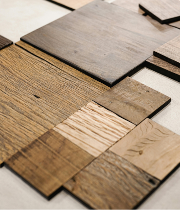 Piso vinílico LVT em régua e manta instalado pela Revestlar em Salvador